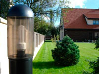 Используя любой нормальный светильник во дворе дома, можно сделать проходной охранный сигнализатор. 
Его главная функция — пода­ча свето шумового сигнала при обрыве охранного шлейфа